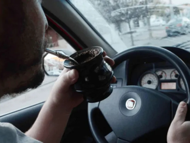 Alerta: Córdoba y Mendoza multan a quienes tomen mate mientras conducen por sus rutas Alerta: Córdoba y Mendoza multan a quienes tomen mate mientras conducen por sus rutas