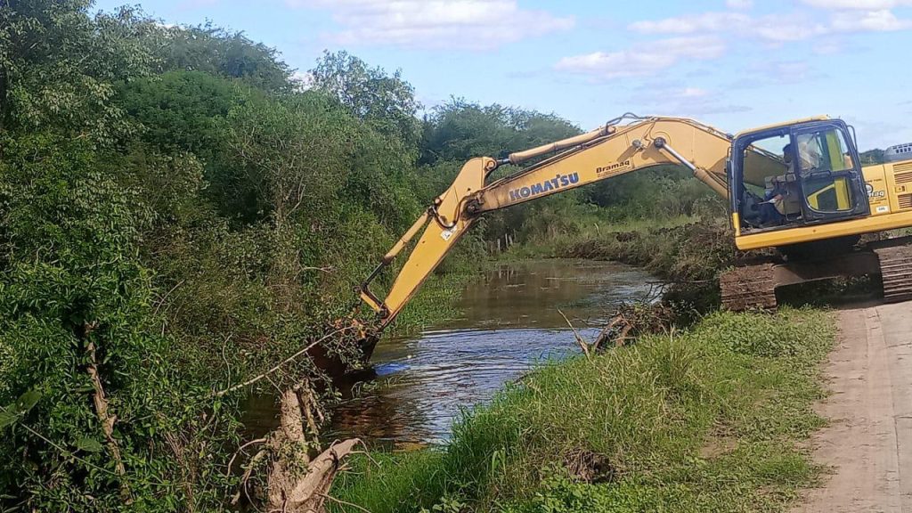 Machagai: operativo de la APA liberó taponamiento que inundaba campos y zonas suburbanas