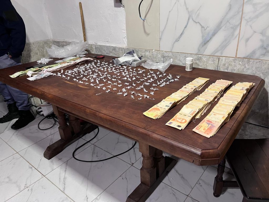 Allanamiento en el barrio Mariano Moreno: secuestran cocaína y dinero