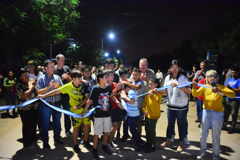 El intendente Pío Sander habilitó la pavimentación de la calle Dr. Esteban Maradona El intendente Pío Sander habilitó la pavimentación de la calle Dr. Esteban Maradona