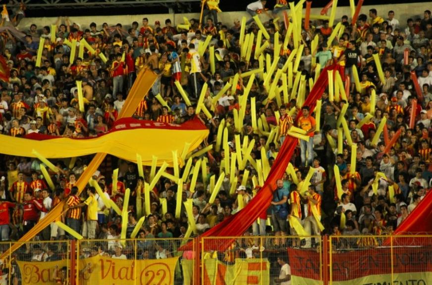 Barras armados de Sarmiento agredieron al plantel y la Comisión Directiva Barras armados de Sarmiento agredieron al plantel y la Comisión Directiva