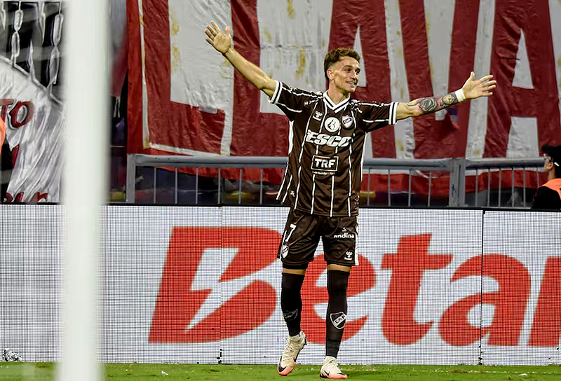 Platense derrotó 1-0 a Huracán y se consagró campeón por primera vez en su historia Platense derrotó 1-0 a Huracán y se consagró campeón por primera vez en su historia