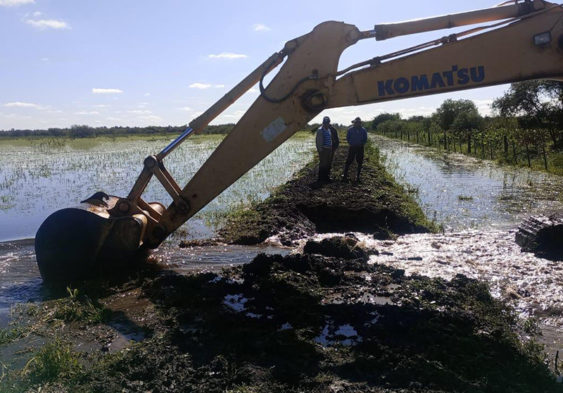 La APA liberó terraplén ilegal que retenía agua e inundaba la zona rural de Presidencia de la Plaza La APA liberó terraplén ilegal que retenía agua e inundaba la zona rural de Presidencia de la Plaza