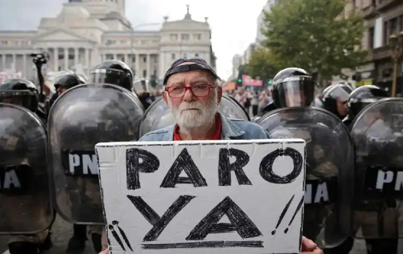 La represión de cada miércoles en el Congreso: palos y gases para los jubilados La represión de cada miércoles en el Congreso: palos y gases para los jubilados