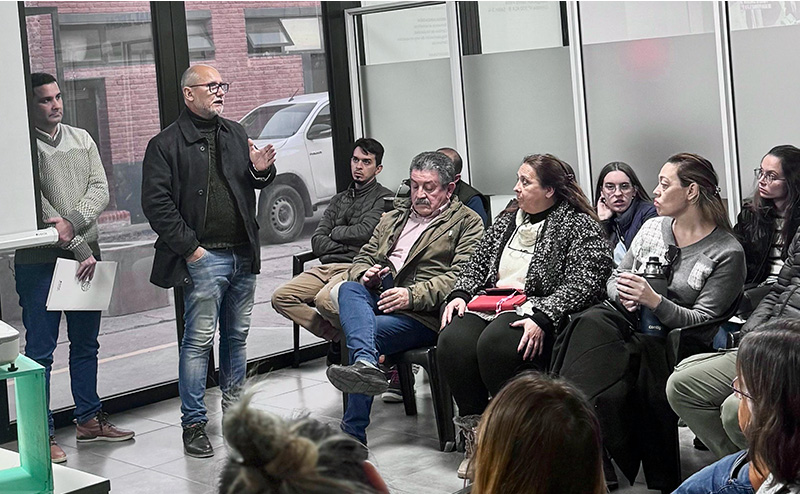 Sáenz Peña: autoridades del IPDUV se reunieron con adjudicatarios de edificios del Bº Puerta del Sol Sáenz Peña: autoridades del IPDUV se reunieron con adjudicatarios de edificios del Bº Puerta del Sol
