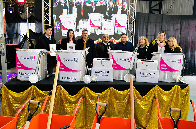 El Gobernador encabezó el acto central por el 76° aniversario de Chorotis El Gobernador encabezó el acto central por el 76° aniversario de Chorotis