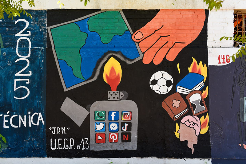 En Sáenz Peña las promociones de Colegios Secundarios pintaron murales sobre “tecnología y ciudadanía digital” En Sáenz Peña las promociones de Colegios Secundarios pintaron murales sobre “tecnología y ciudadanía digital”