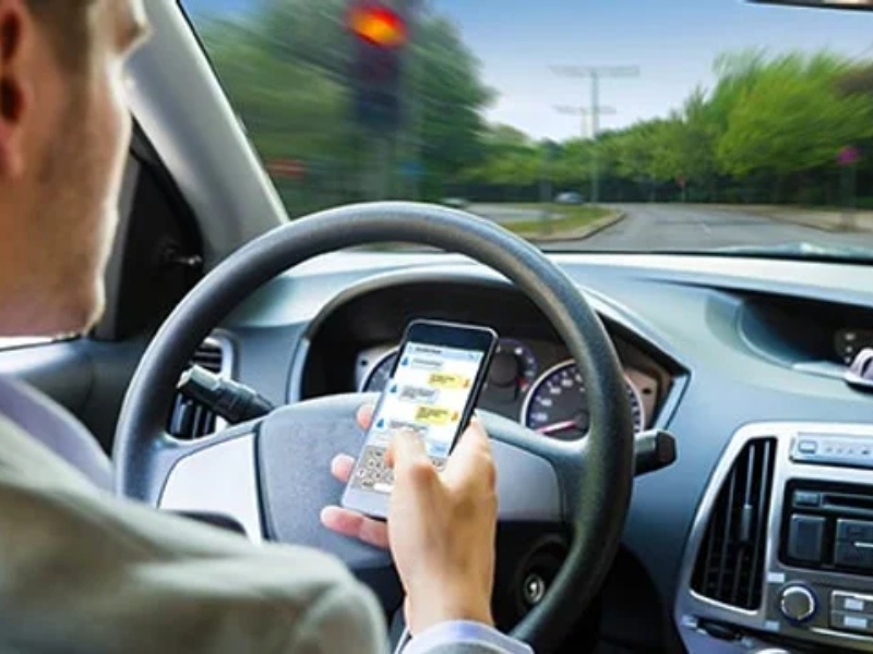 El uso del celular mientras se conduce es la principal causa de accidentes El uso del celular mientras se conduce es la principal causa de accidentes