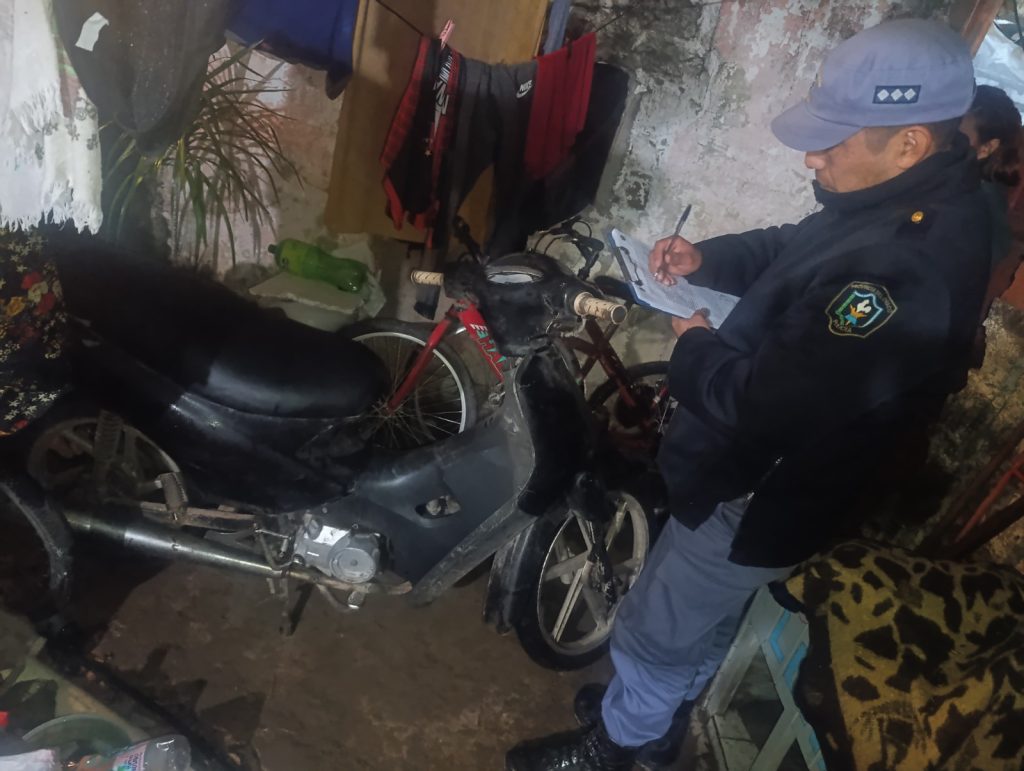 Intentó llevarse una moto a la rastra y terminó detenido Intentó llevarse una moto a la rastra y terminó detenido