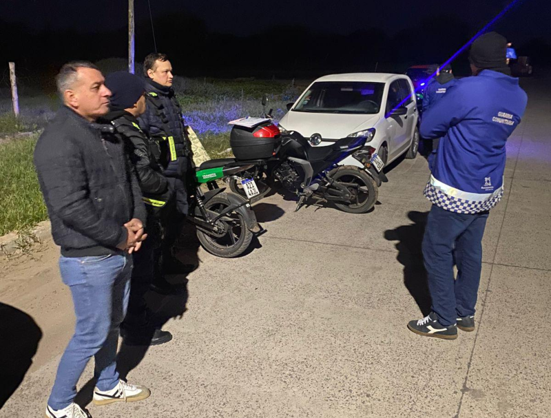 Multaron a un hombre por arrojar residuos en la vía pública Multaron a un hombre por arrojar residuos en la vía pública