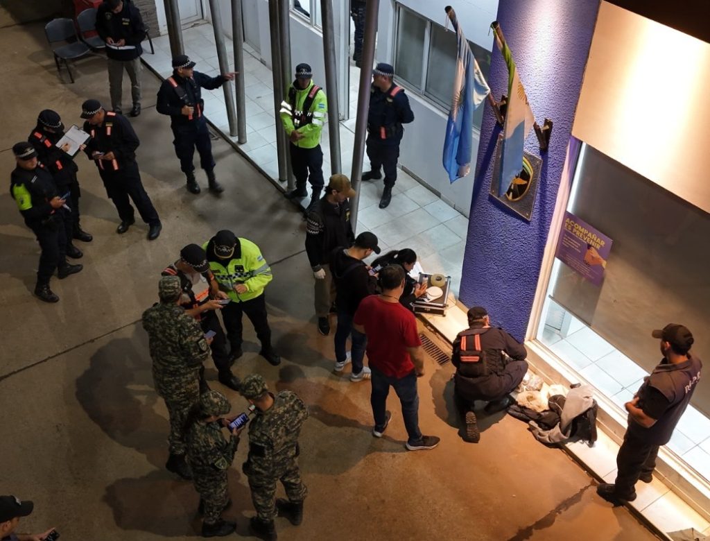 Secuestran más de dos kilos de marihuana en el peaje del puente Chaco – Corrientes Secuestran más de dos kilos de marihuana en el peaje del puente Chaco – Corrientes