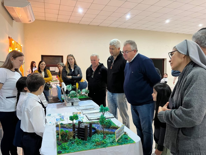 Castelli: el intendente Sander recorrió la Feria de Ciencias de la UEGP N°24 “San José” Castelli: el intendente Sander recorrió la Feria de Ciencias de la UEGP N°24 “San José”