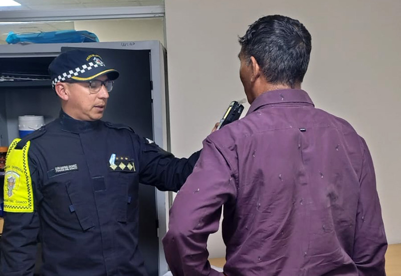 Sáenz Peña: motociclista intentó apuñalar y golpeó a inspectora de Tránsito Sáenz Peña: motociclista intentó apuñalar y golpeó a inspectora de Tránsito