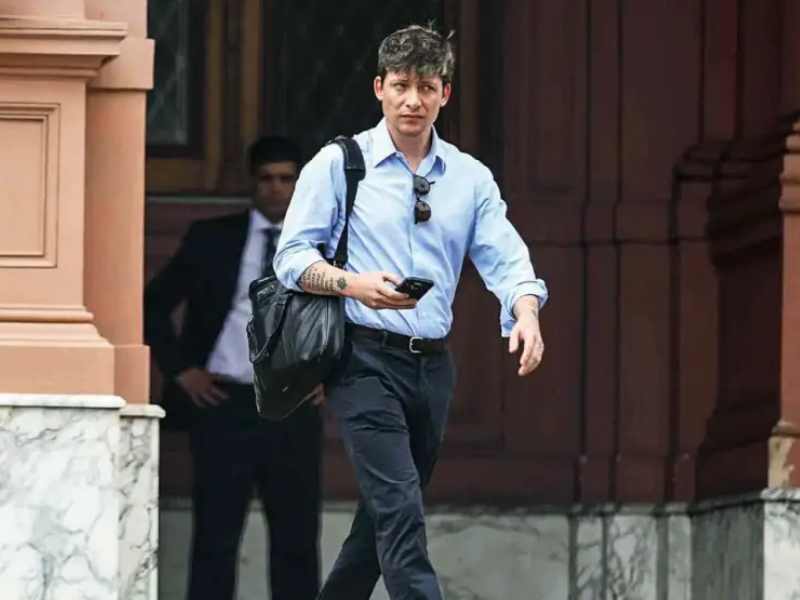 Piden que Santiago Caputo rinda cuentas como funcionario público ante la Oficina Anticorrupción Piden que Santiago Caputo rinda cuentas como funcionario público ante la Oficina Anticorrupción