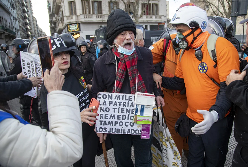 Siete detenidos en la marcha de los jubilados al Congreso Siete detenidos en la marcha de los jubilados al Congreso