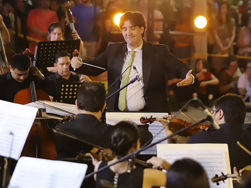 El Coral del Senado de Corrientes y el director de orquesta Gustavo Gómez Nardo, en un homenaje sinfónico a Gustavo Cerati El Coral del Senado de Corrientes y el director de orquesta Gustavo Gómez Nardo, en un homenaje sinfónico a Gustavo Cerati