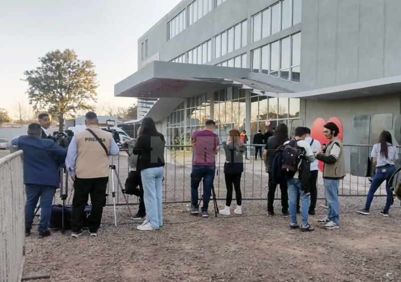 Visita de Milei y otro papelón contra la prensa chaqueña: los dejaron afuera del recinto y en un corral Visita de Milei y otro papelón contra la prensa chaqueña: los dejaron afuera del recinto y en un corral