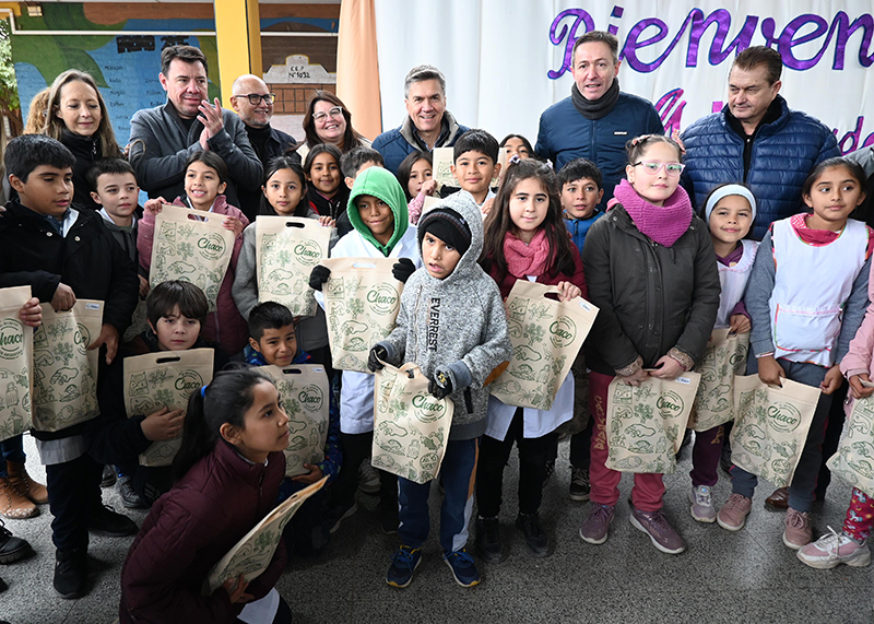 El Gobernador entregó elementos educativos a la Escuela Agropecuaria N°6 en El Sauzalito El Gobernador entregó elementos educativos a la Escuela Agropecuaria N°6 en El Sauzalito
