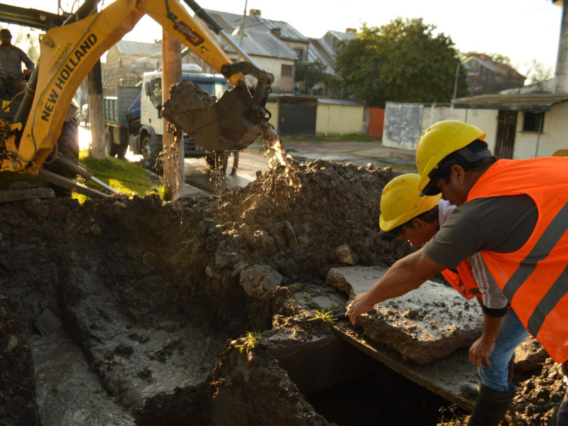 Sameep reparó cañería y se restablece el servicio de agua potable en el Barrio Santa Inés Sameep reparó cañería y se restablece el servicio de agua potable en el Barrio Santa Inés