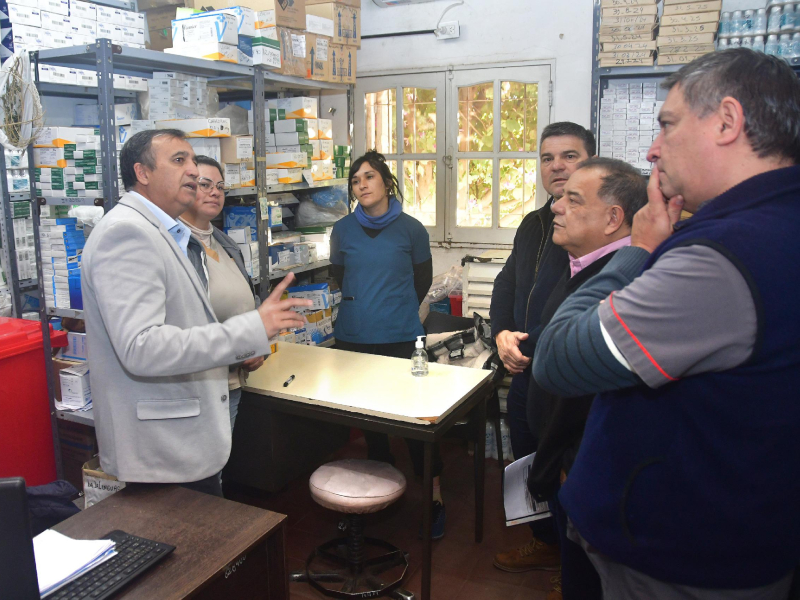El ministro Rodríguez constató el funcionamiento y la atención del centro de salud de Villa Río Negro El ministro Rodríguez constató el funcionamiento y la atención del centro de salud de Villa Río Negro
