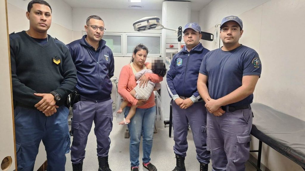 Policía hicieron RCP a una beba que no podía respirar y pudieron salvarla