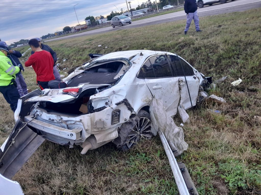 Un automóvil despistó y terminó en un zanjón en la Ruta Nacional 16