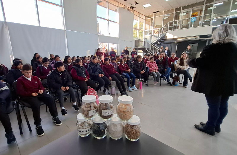 Estudiantes de Tres Isletas participaron en el Puerto de Barranqueras de una jornada educativa Estudiantes de Tres Isletas participaron en el Puerto de Barranqueras de una jornada educativa