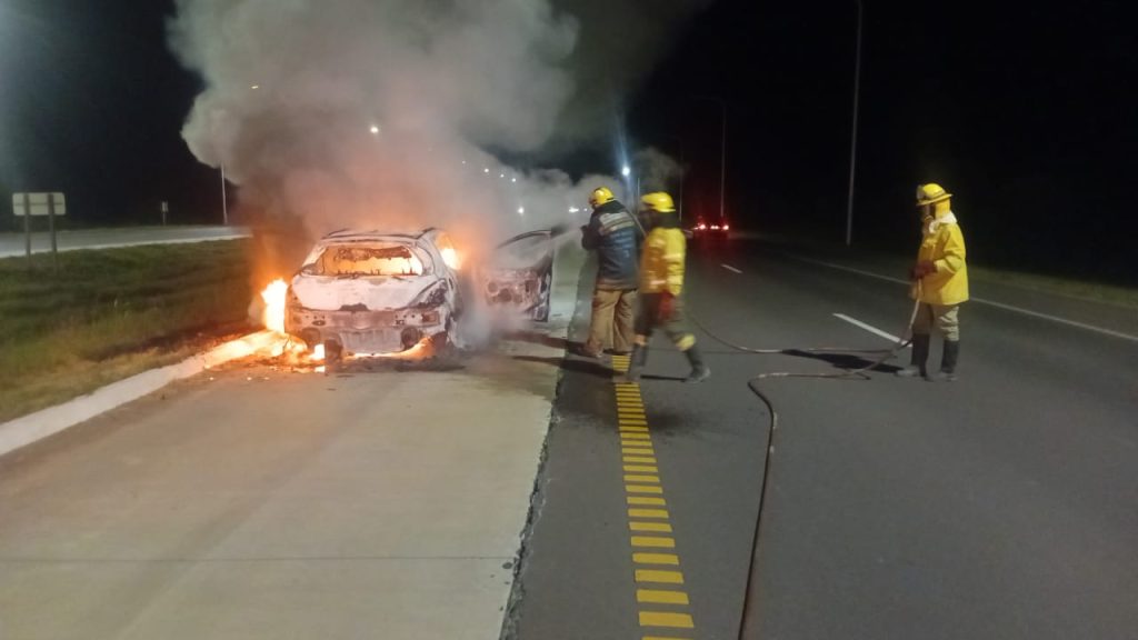 Impresionante incendio de un auto en la Ruta 16, a la altura de Makallé Impresionante incendio de un auto en la Ruta 16, a la altura de Makallé