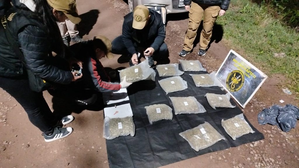 Secuestran doce paquetes de marihuana y demoran a tres hombres en Fontana