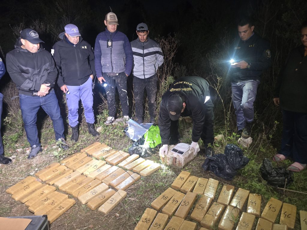 Lucha contra el narcotráfico: secuestran 53 kilos de marihuana, tras enfrentamiento en Villa Río Negro