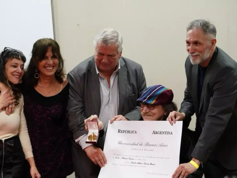 Charly García recibió el Doctorado Honoris Causa de la UBA en un acto emotivo y multitudinario Charly García recibió el Doctorado Honoris Causa de la UBA en un acto emotivo y multitudinario