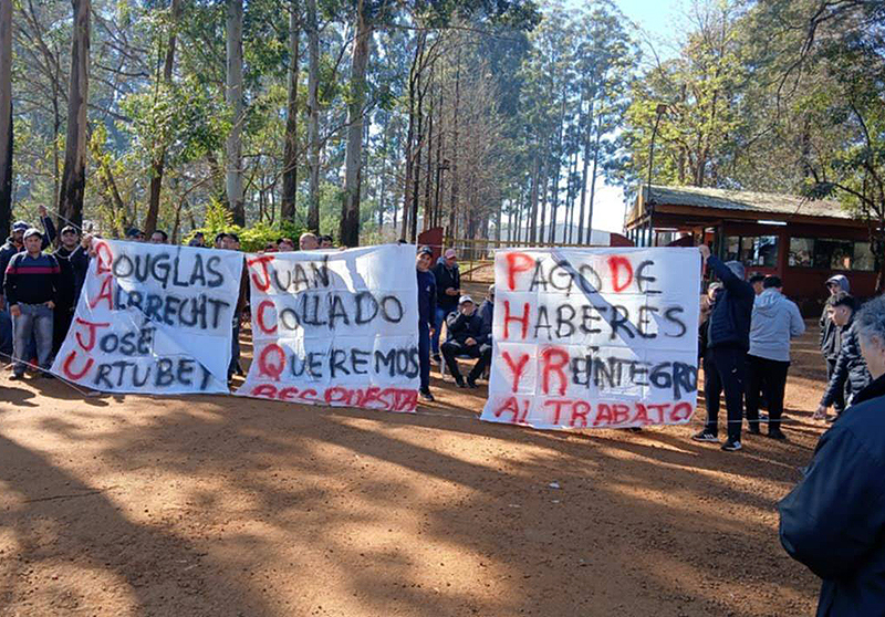 Acampe en Tapebicuá: la empresa ofrece pagar sólo el 30% de los salarios y trabajadores bloquean el ingreso Acampe en Tapebicuá: la empresa ofrece pagar sólo el 30% de los salarios y trabajadores bloquean el ingreso