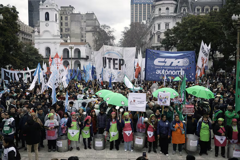 La peregrinación por San Cayetano terminó con un acto contra Milei en la Plaza de Mayo La peregrinación por San Cayetano terminó con un acto contra Milei en la Plaza de Mayo