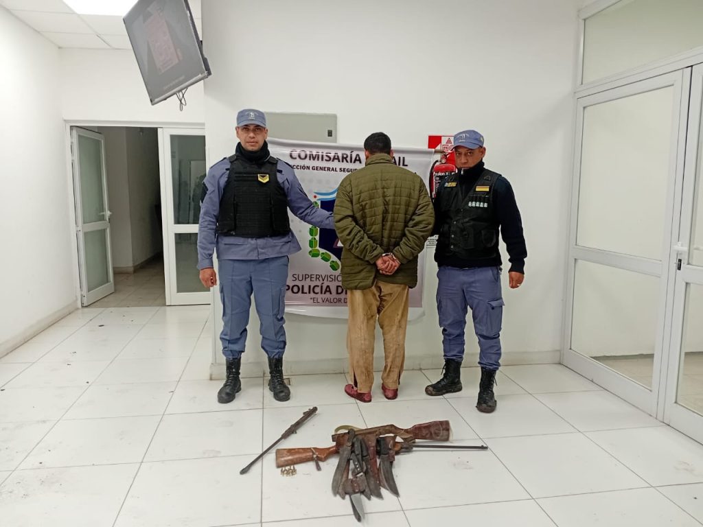 Tenía amenazadas a su pareja e hija dentro de su casa: lo detuvieron