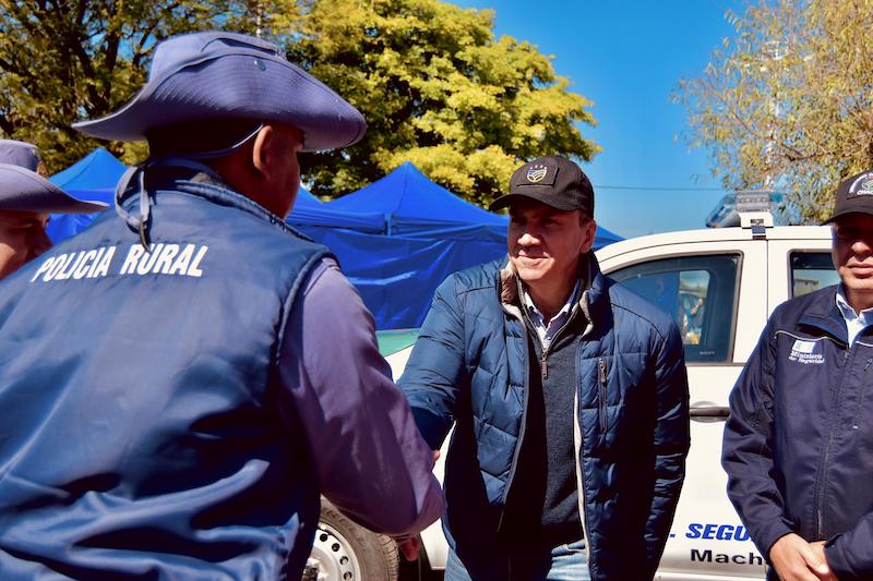 Plan Chaco Seguro: Zdero entregó un nuevo vehículo para la Policía Rural de Machagai Plan Chaco Seguro: Zdero entregó un nuevo vehículo para la Policía Rural de Machagai