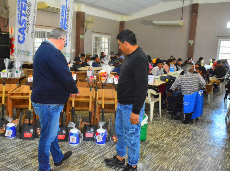 Gran agasajo a los ladrilleros de Castelli Gran agasajo a los ladrilleros de Castelli