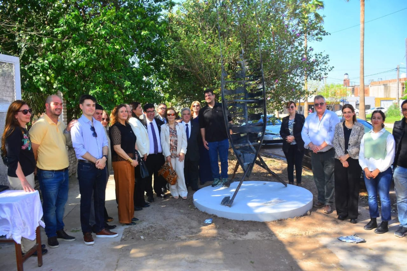“El barco que nos lleva a todos”: emplazaron una nueva obra de arte en Castelli “El barco que nos lleva a todos”: emplazaron una nueva obra de arte en Castelli