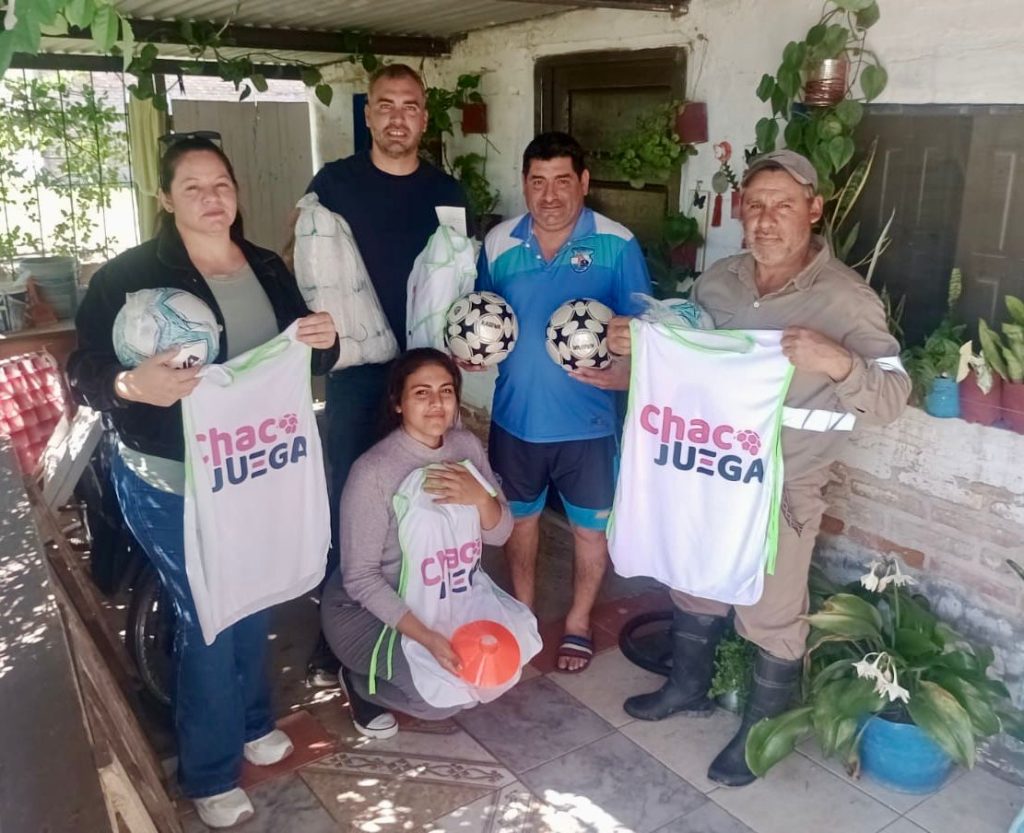 Charadai: el Instituto del Deporte Chaqueño entregó materiales al club local y al jardín de infantes 135 Charadai: el Instituto del Deporte Chaqueño entregó materiales al club local y al jardín de infantes 135
