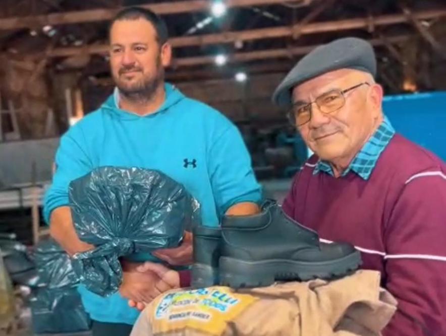 Juan José Castelli: el Municipio entregó indumentaria al sector de Obras Públicas Juan José Castelli: el Municipio entregó indumentaria al sector de Obras Públicas