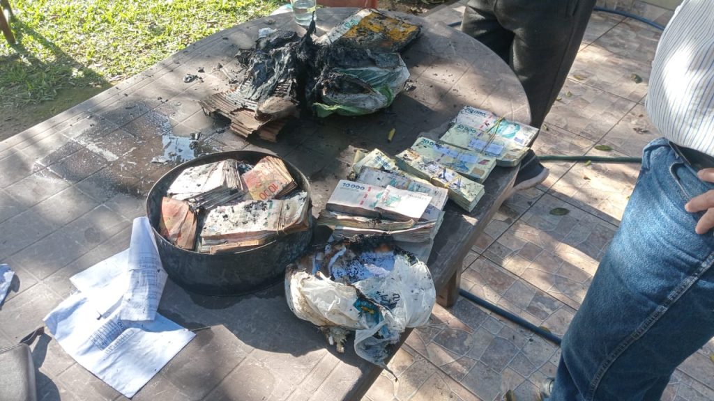 Bomberos extinguieron el incendio de una vivienda y pudieron salvar más de  millones