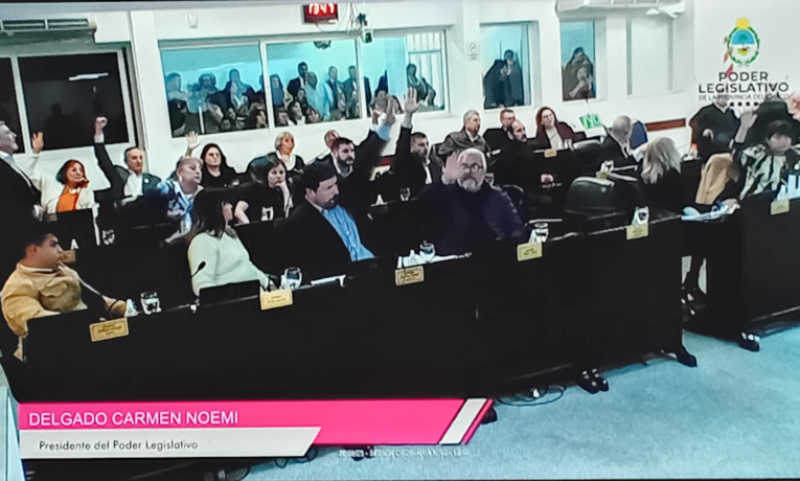 Escándalo en el Parlamento: el oficialismo archivó la cláusula gatillo; la oposición denuncia “avasallamiento institucional” e irá a la Justicia Escándalo en el Parlamento: el oficialismo archivó la cláusula gatillo; la oposición denuncia “avasallamiento institucional” e irá a la Justicia