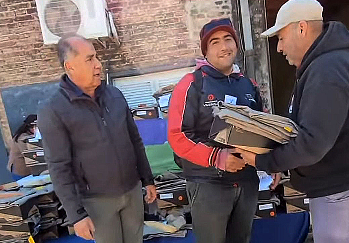 Las Breñas: Machuca encabezó la entrega de indumentaria al personal comunal Las Breñas: Machuca encabezó la entrega de indumentaria al personal comunal