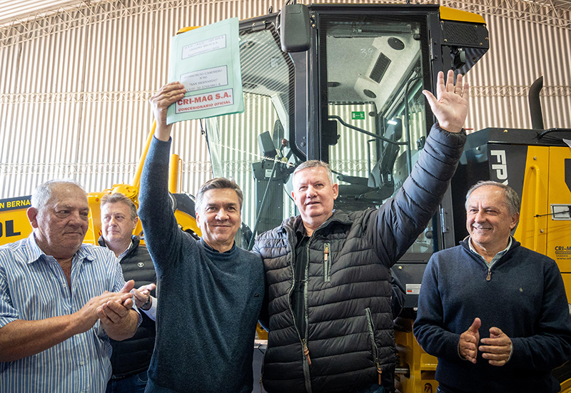 Zdero entregó en San Bernardo una maquinaria para el Consorcio Caminero N°60 Zdero entregó en San Bernardo una maquinaria para el Consorcio Caminero N°60