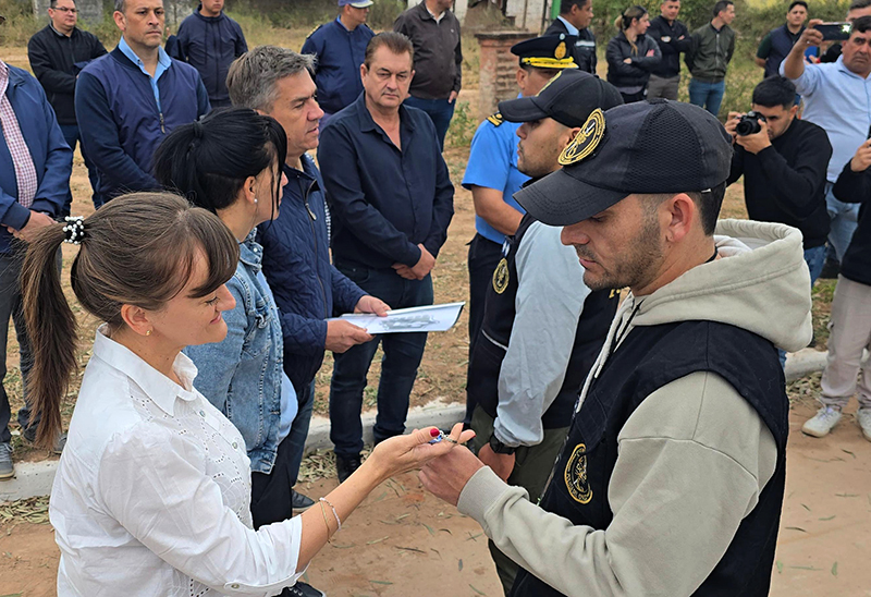 Zdero entregó nuevos patrulleros y lancha en Fuerte Esperanza para reforzar la seguridad en El Impenetrable Zdero entregó nuevos patrulleros y lancha en Fuerte Esperanza para reforzar la seguridad en El Impenetrable