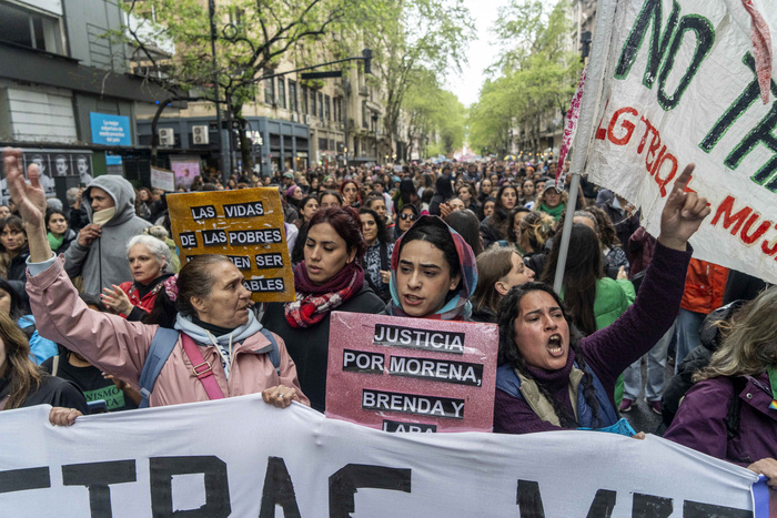 Familiares de las víctimas del triple femicidio y el feminismo movilizaron al Congreso Familiares de las víctimas del triple femicidio y el feminismo movilizaron al Congreso