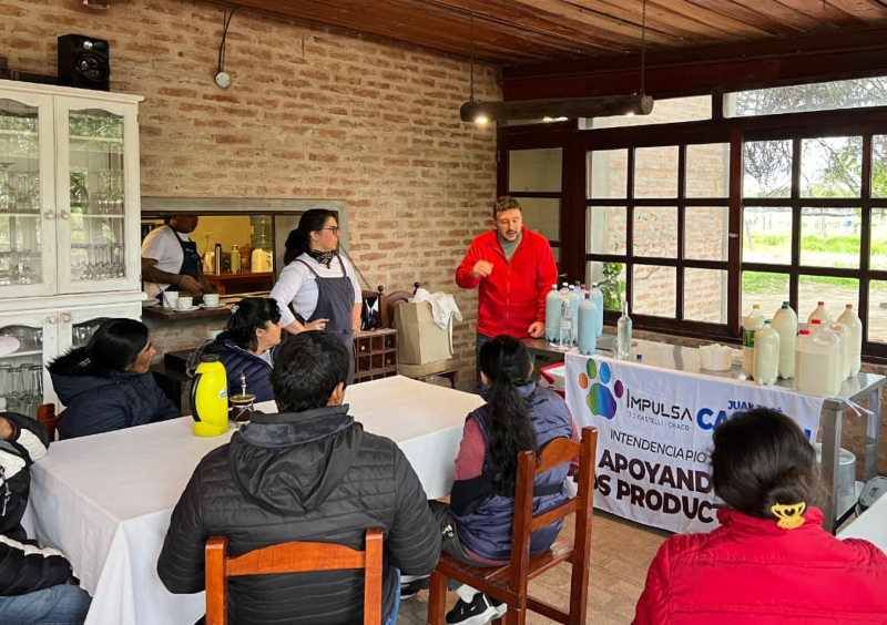 En Castelli, capacitaron a productores en la elaboración de quesos En Castelli, capacitaron a productores en la elaboración de quesos