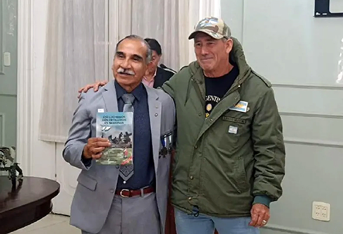 Excombatiente goyano plasmó en un libro su experiencia en la guerra Excombatiente goyano plasmó en un libro su experiencia en la guerra