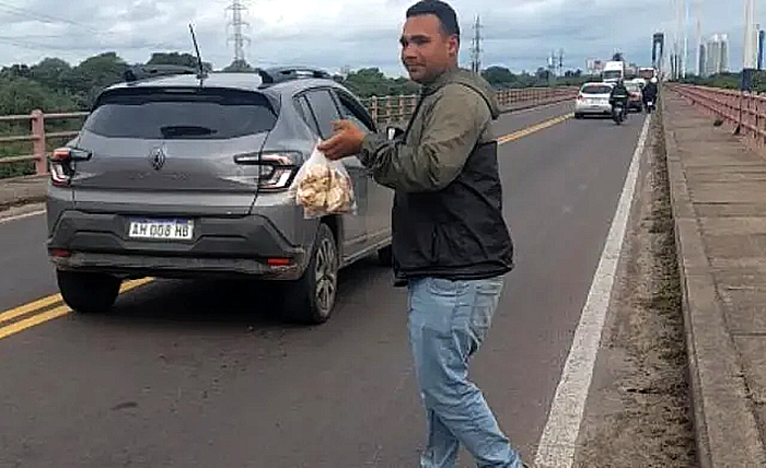 Puente Belgrano: las complicaciones en el tránsito se convierte en oportunidad laboral para algunos Puente Belgrano: las complicaciones en el tránsito se convierte en oportunidad laboral para algunos