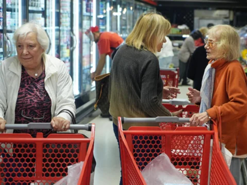 Calculan que la canasta básica del jubilado trepó 26% en seis meses y ya supera el .500.000 Calculan que la canasta básica del jubilado trepó 26% en seis meses y ya supera el .500.000