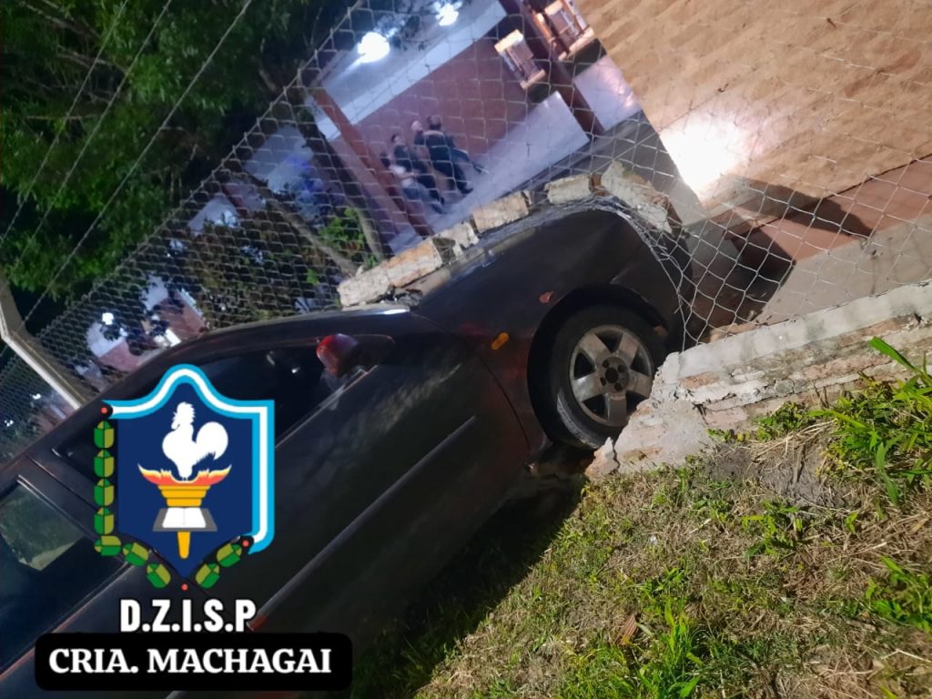 Machagai: conductor pierde el control y choca contra el muro de una escuela